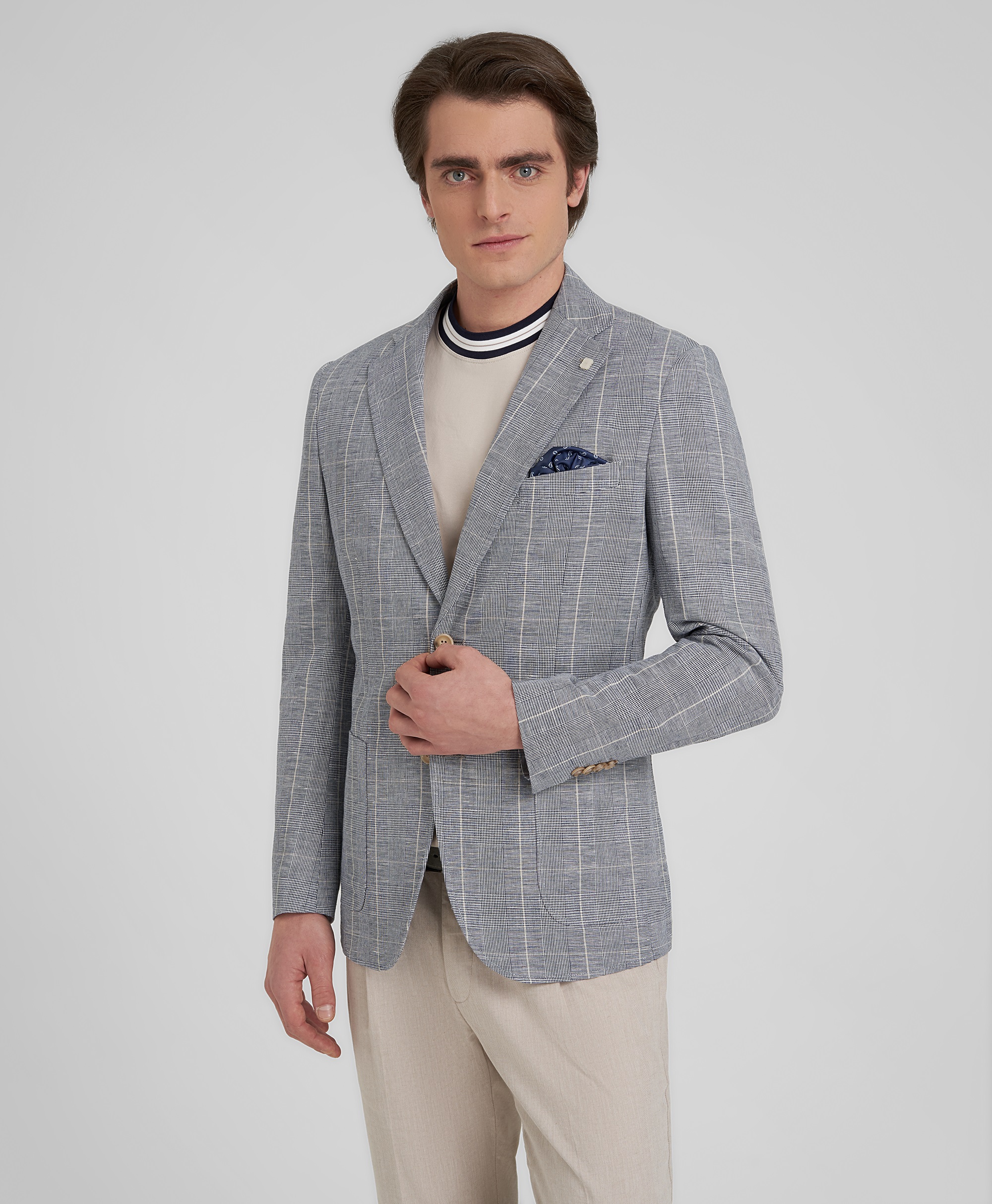 Пиджак из ткани рогожка, прилегающий силуэт