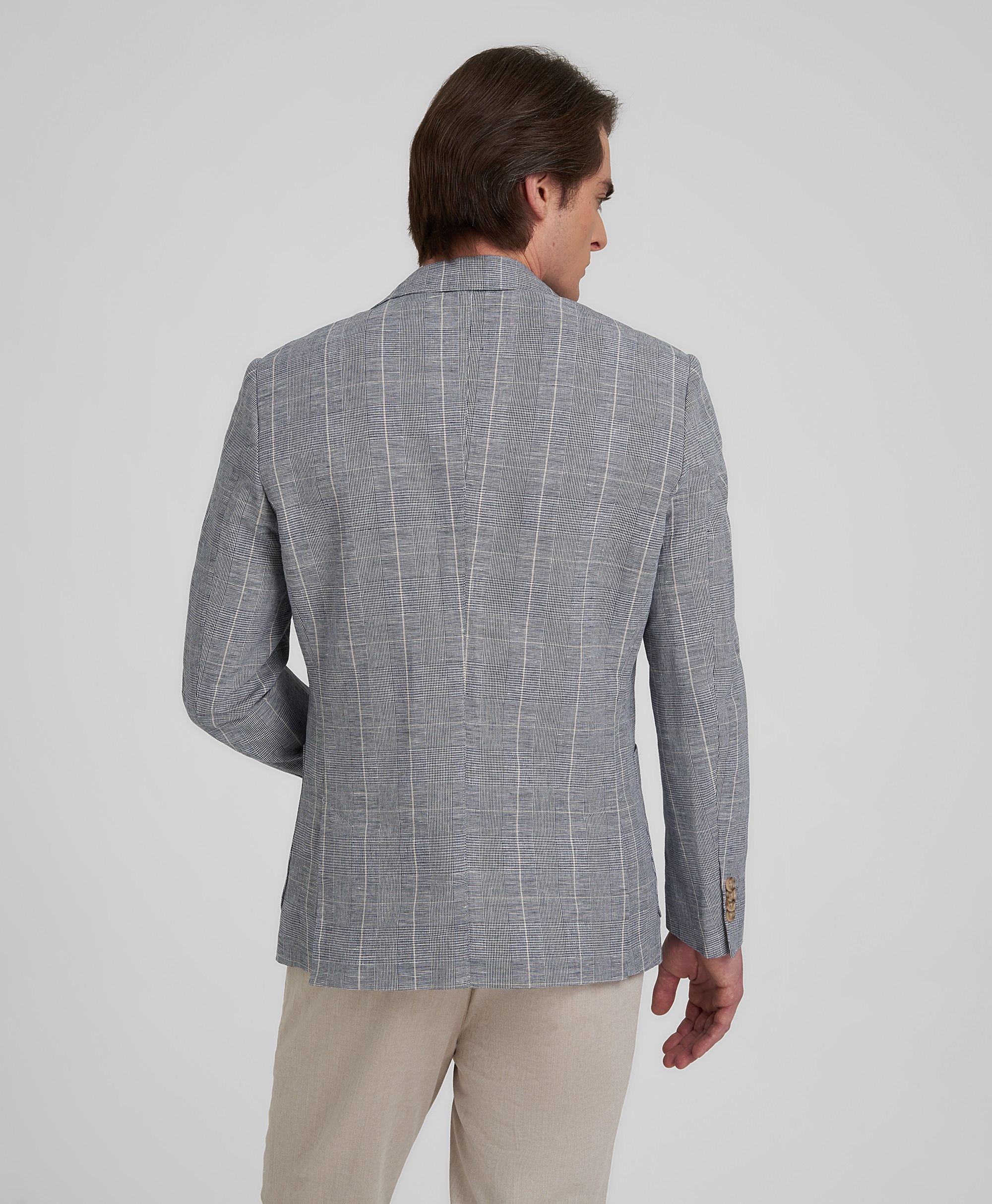 Пиджак из ткани рогожка, прилегающий силуэт