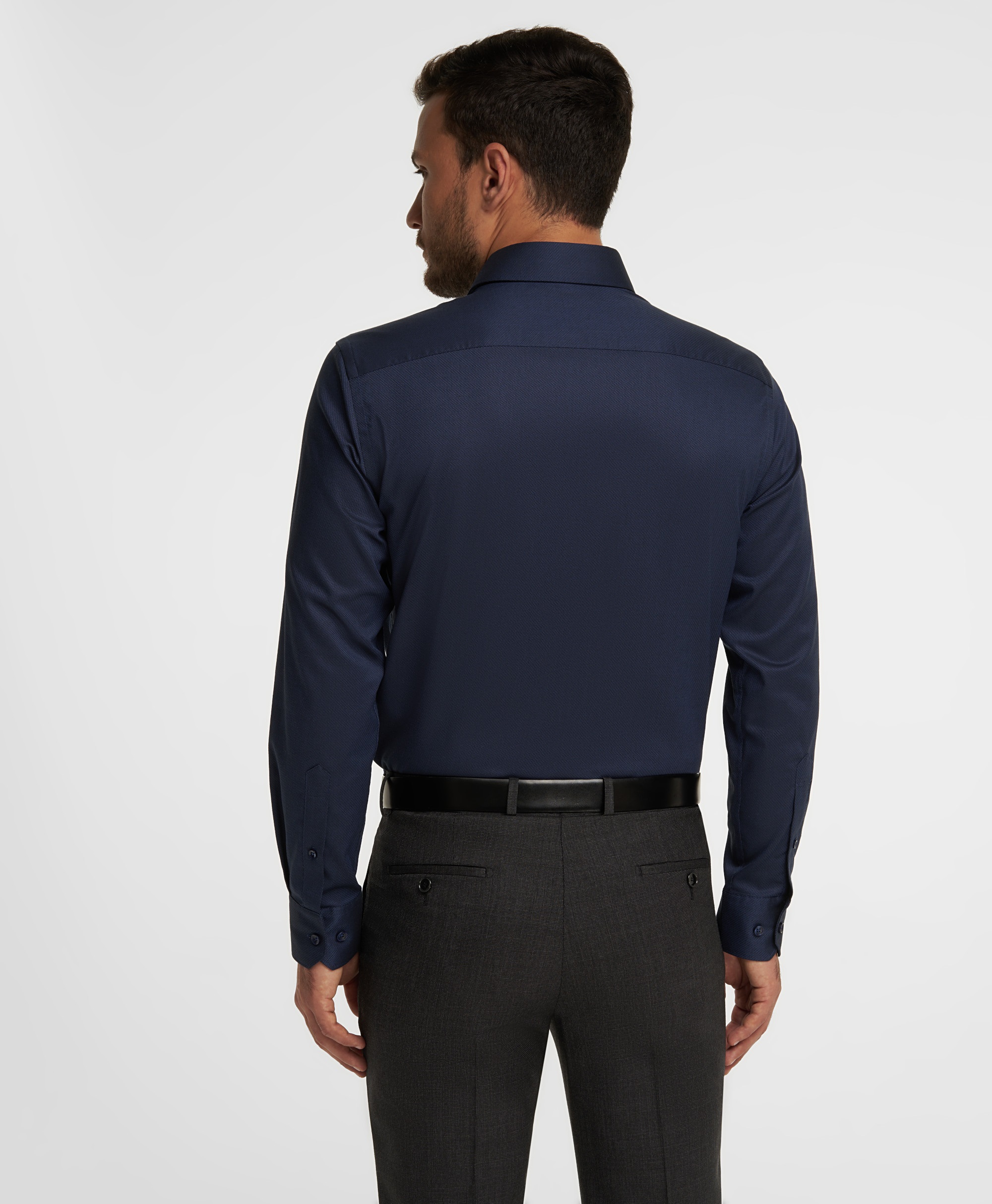 Рубашка из ткани стрейч, не требует утюжки, прямой силуэт